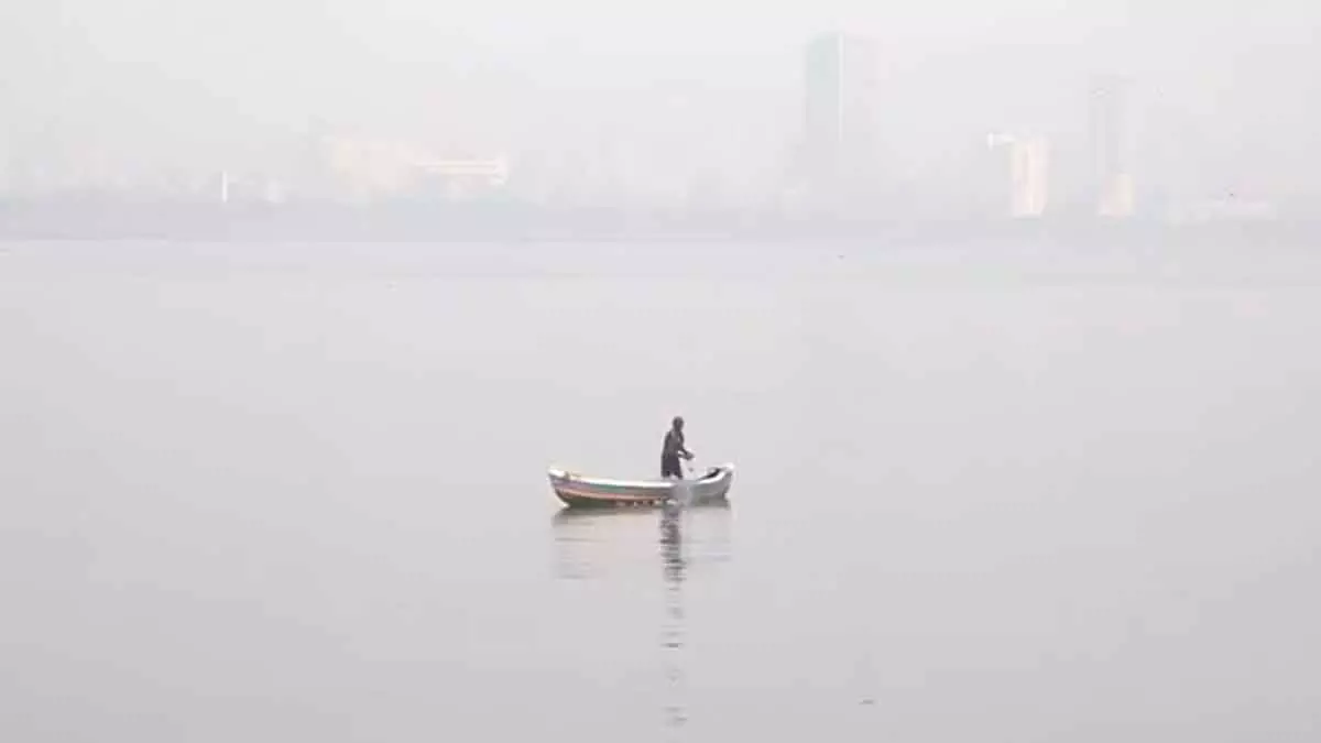 Mumbai : एयर क्वालिटी खराब होने से शहर स्मॉग की चादर में लिपटा Mumbai : एयर क्वालिटी खराब होने से शहर स्मॉग की चादर में लिपटा