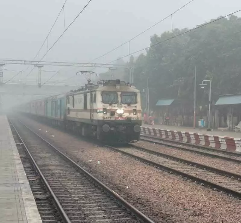 Ambala कोहरे से रेल यातायात प्रभावित, ट्रेनें 14 घंटे देरी से Ambala कोहरे से रेल यातायात प्रभावित, ट्रेनें 14 घंटे देरी से
