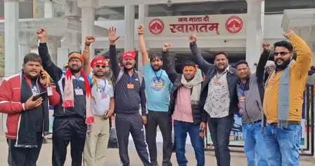 नए साल से पहले माता वैष्णो देवी में श्रद्धालुओं का सैलाब, भक्त बोले- स्वर्ग जैसा अनुभव नए साल से पहले माता वैष्णो देवी में श्रद्धालुओं का सैलाब, भक्त बोले- स्वर्ग जैसा अनुभव