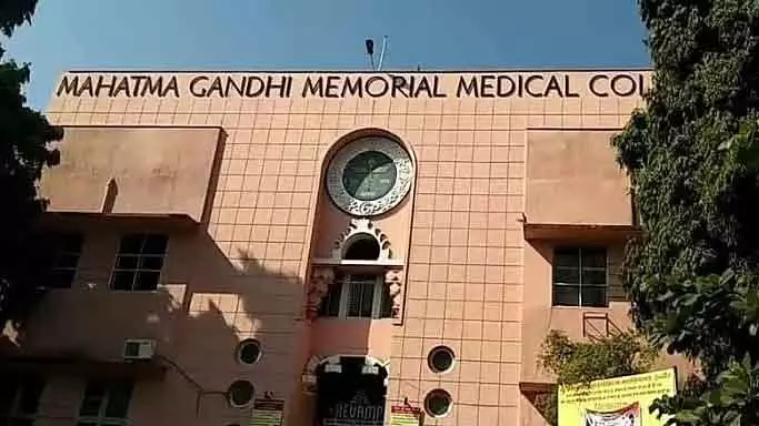 Indore : इस अभियान का मकसद जुड़े हुए अस्पतालों में मरीज़ों की सुरक्षा और साफ़-सफ़ाई पक्का करना है Indore : इस अभियान का मकसद जुड़े हुए अस्पतालों में मरीज़ों की सुरक्षा और साफ़-सफ़ाई पक्का करना है