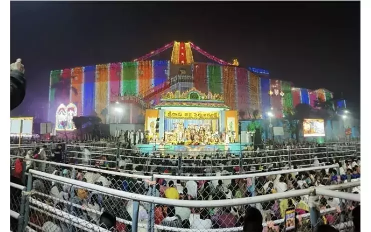Telangana: वैकुंठ एकादशी के मौके पर तेलुगु राज्यों में भक्तों की भारी भीड़ उमड़ी Telangana: वैकुंठ एकादशी के मौके पर तेलुगु राज्यों में भक्तों की भारी भीड़ उमड़ी