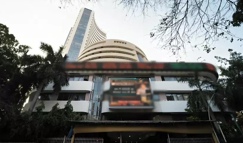 विदेशी फंड की निकासी के बीच शुरुआती सौदों में सेंसेक्स, निफ्टी में गिरावट विदेशी फंड की निकासी के बीच शुरुआती सौदों में सेंसेक्स, निफ्टी में गिरावट