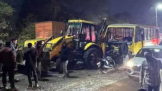 Bhopal : भदभदा रोड पर कॉलेज बस से टकराया बुलडोजर, ड्राइवर गंभीर रूप से घायल Bhopal : भदभदा रोड पर कॉलेज बस से टकराया बुलडोजर, ड्राइवर गंभीर रूप से घायल