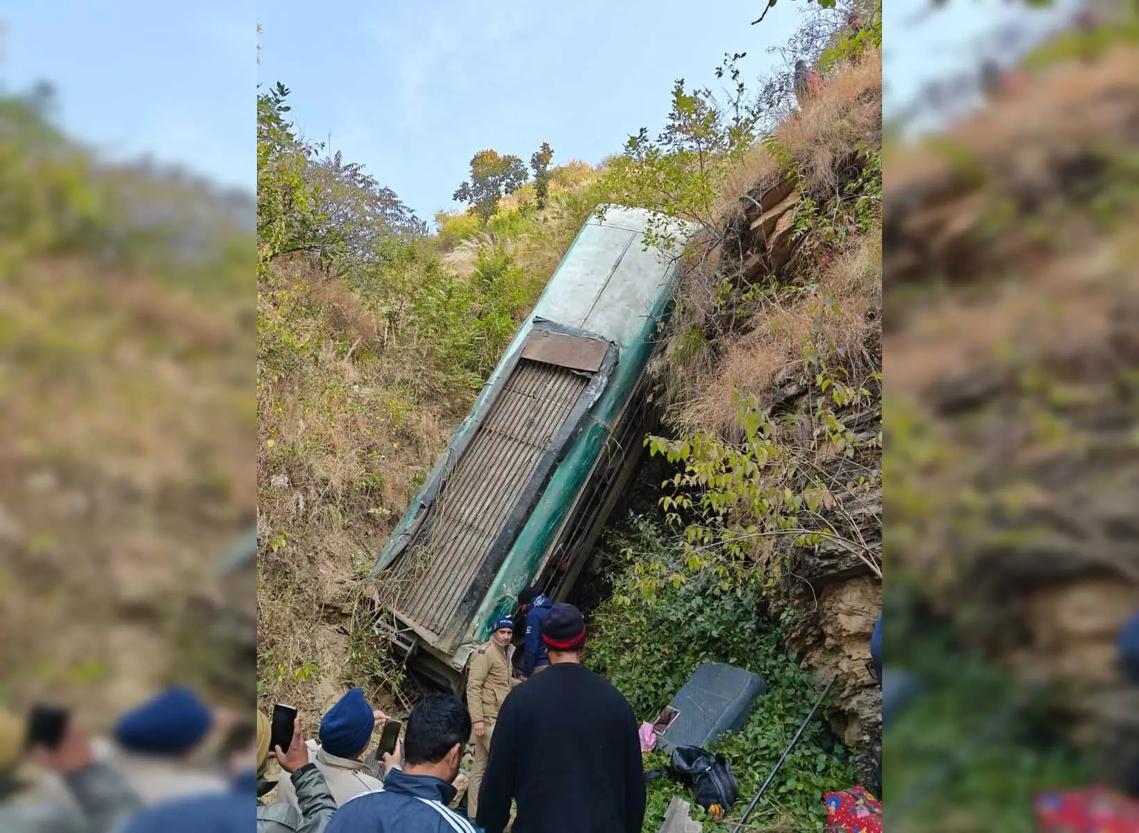 खाई में गिरी बस; 6 लोगों की मौत, सीएम ने जताया दुख, VIDEO खाई में गिरी बस; 6 लोगों की मौत, सीएम ने जताया दुख, VIDEO