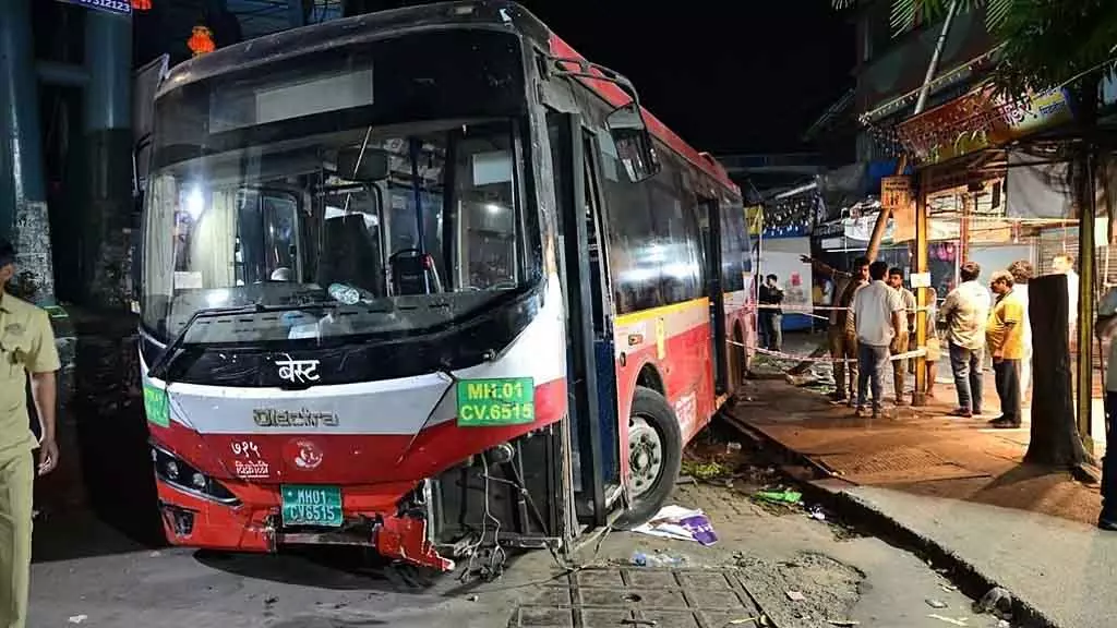 Mumbai : बेस्ट बस ने पैदल चलने वालों को कुचला, चार की मौत Mumbai : बेस्ट बस ने पैदल चलने वालों को कुचला, चार की मौत
