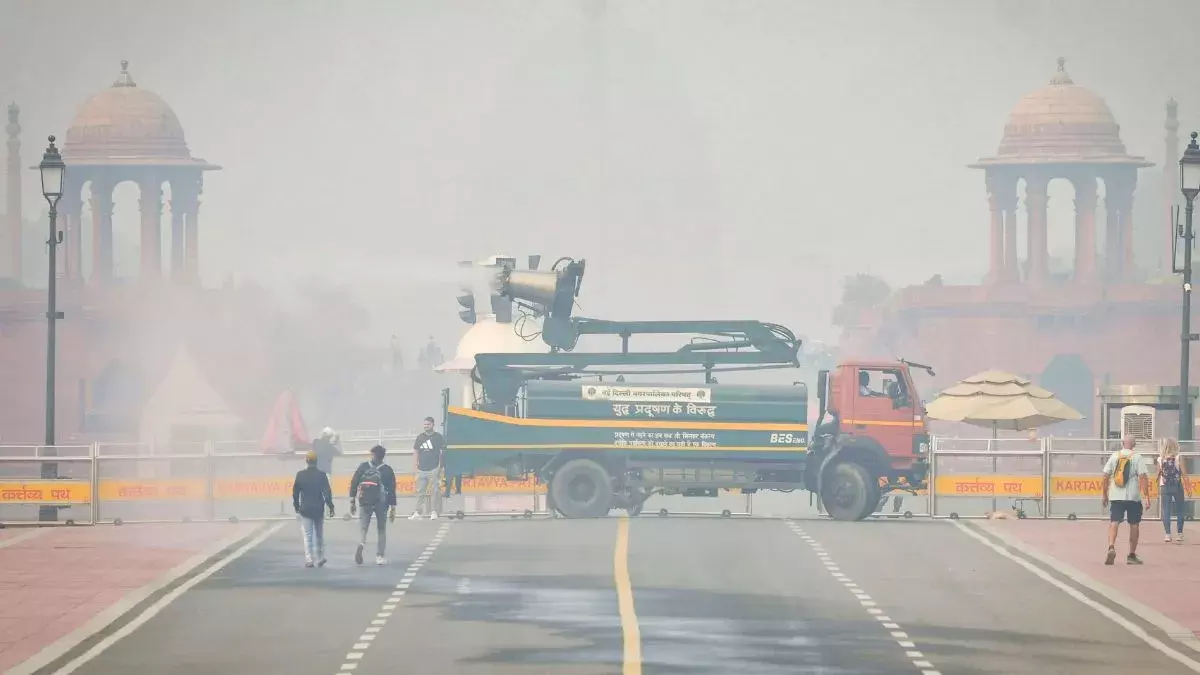 New Delhi: दिल्ली में हवा की स्थिति गंभीर, AQI रिकॉर्ड स्तर पर New Delhi: दिल्ली में हवा की स्थिति गंभीर, AQI रिकॉर्ड स्तर पर