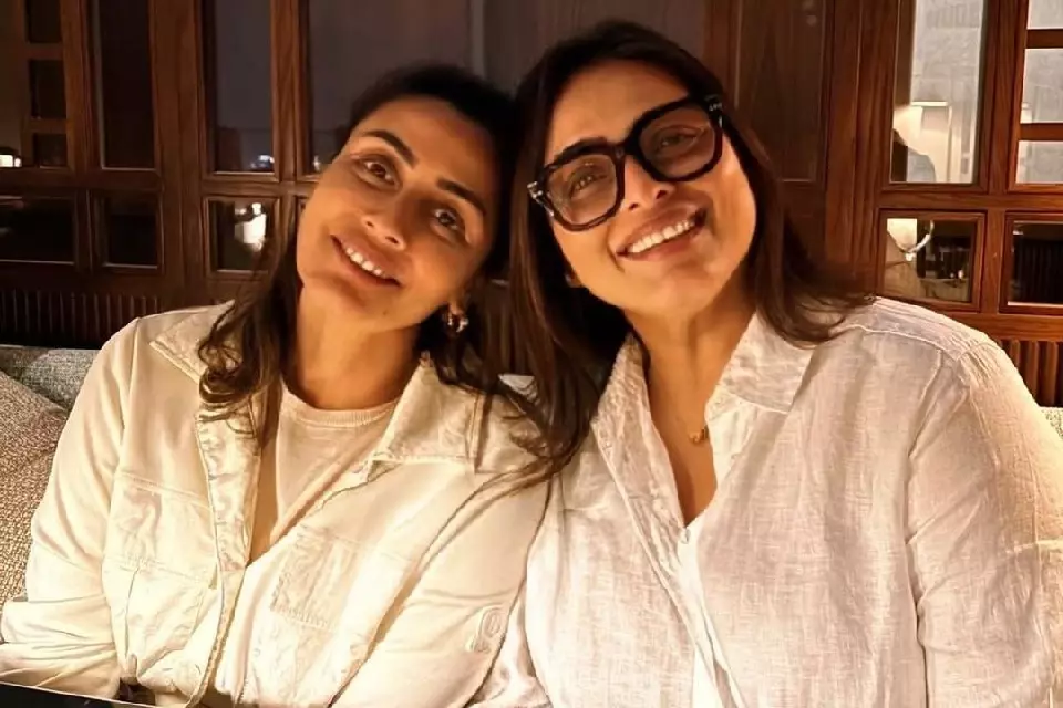 Shilpa Shirodkar को बहन नम्रता शिरोडकर से एक अच्छा सरप्राइज़ मिला Shilpa Shirodkar को बहन नम्रता शिरोडकर से एक अच्छा सरप्राइज़ मिला