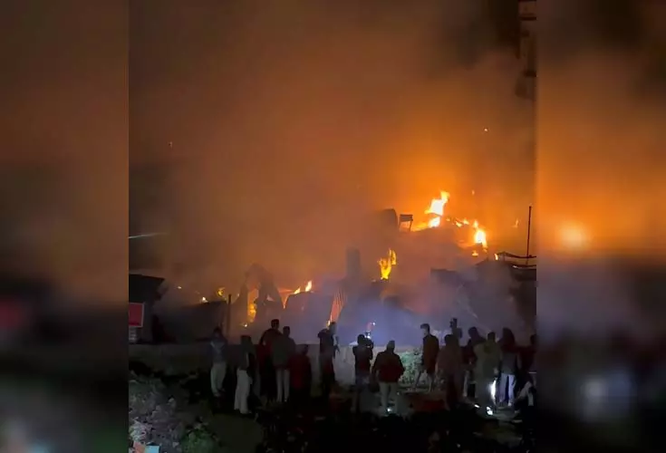 बाजार में आग लगने से 200 दुकानें जलकर राख, इलाके में हड़कंप बाजार में आग लगने से 200 दुकानें जलकर राख, इलाके में हड़कंप