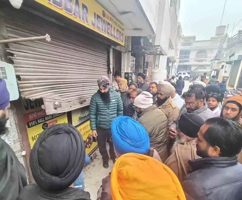 Jalandhar: चोरों ने ज्वेलरी शॉप से 80 लाख रुपये का सोना, चांदी लूटा Jalandhar: चोरों ने ज्वेलरी शॉप से 80 लाख रुपये का सोना, चांदी लूटा