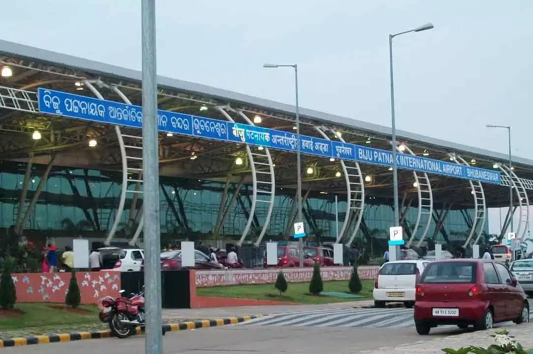 Bhubaneswar एयरपोर्ट पर 4 करोड़ का मारिजुआना ज़ब्त, बैंकॉक से आया यात्री हिरासत में Bhubaneswar एयरपोर्ट पर 4 करोड़ का मारिजुआना ज़ब्त, बैंकॉक से आया यात्री हिरासत में