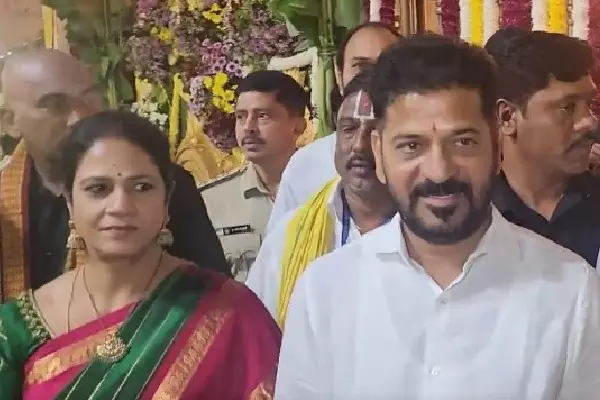 Tirumala मंदिर में मंत्री और मुख्यमंत्री ने किया भव्य पूजा-अर्चना Tirumala मंदिर में मंत्री और मुख्यमंत्री ने किया भव्य पूजा-अर्चना