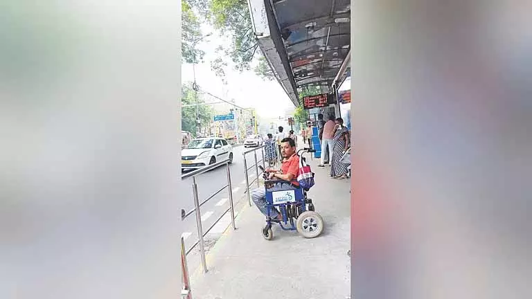 Kotturpuram बस स्टॉप पर हैंडरेल की वजह से लो-फ्लोर बसों में व्हीलचेयर का आना-जाना बंद Kotturpuram बस स्टॉप पर हैंडरेल की वजह से लो-फ्लोर बसों में व्हीलचेयर का आना-जाना बंद