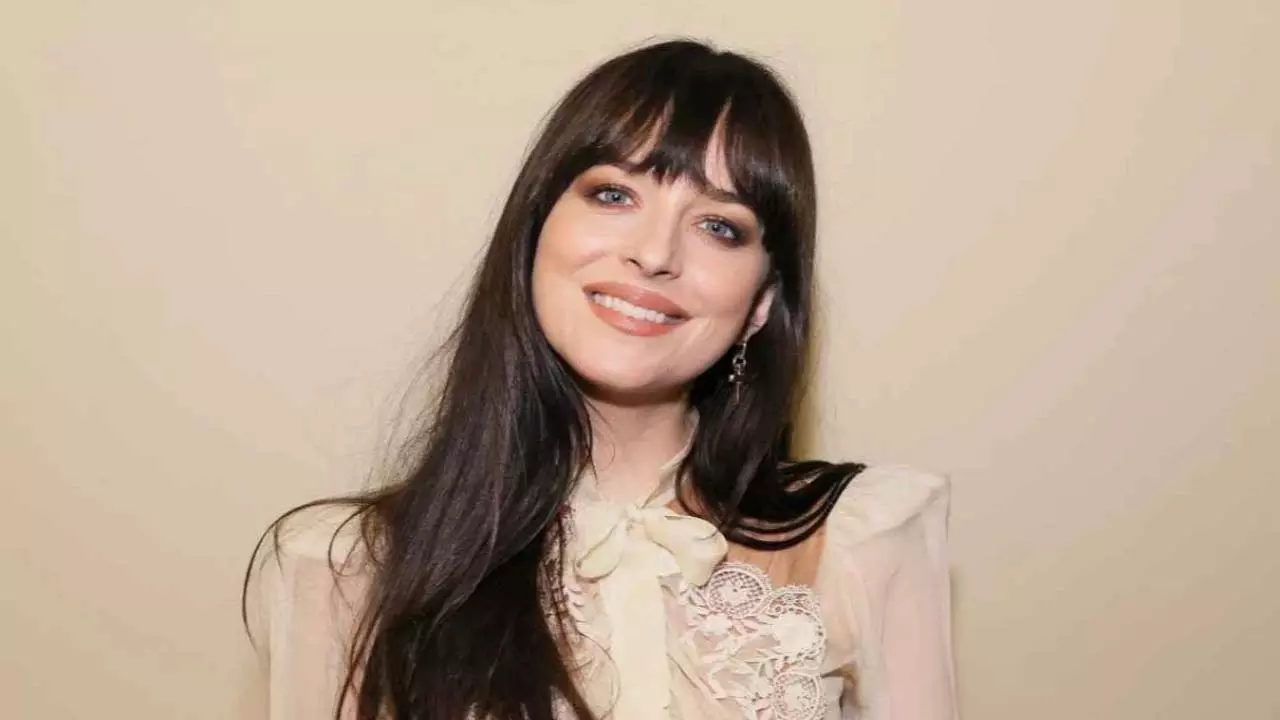 Dakota Johnson ने क्रिस मार्टिन से अलग होने के बाद रोल मॉडल के साथ डेटिंग की अफवाहें फैलाईं Dakota Johnson ने क्रिस मार्टिन से अलग होने के बाद रोल मॉडल के साथ डेटिंग की अफवाहें फैलाईं