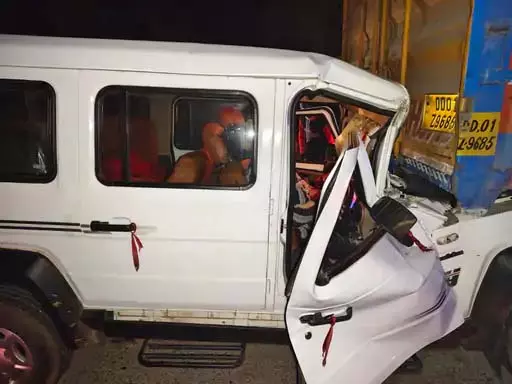 यात्री वाहन और ट्रक के बीच टक्कर, चार लोगों की मौत यात्री वाहन और ट्रक के बीच टक्कर, चार लोगों की मौत