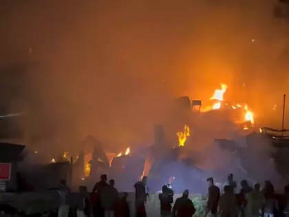 Birati बाज़ार अग्निकांड में 200 दुकानें तबाह, जानमाल का नुकसान नहीं Birati बाज़ार अग्निकांड में 200 दुकानें तबाह, जानमाल का नुकसान नहीं