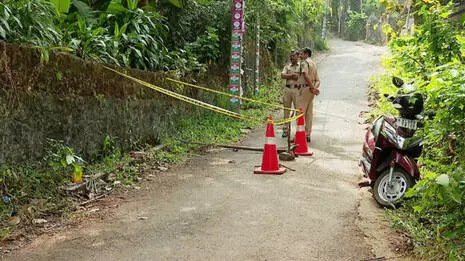 Malappuram में दिनदहाड़े महिला की हत्या की कोशिश, हालत से बाहर निकली Malappuram में दिनदहाड़े महिला की हत्या की कोशिश, हालत से बाहर निकली