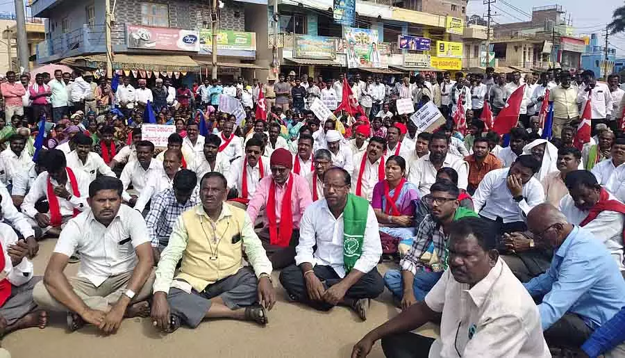 Srinivasapura : किसानों ने वन विभाग के खिलाफ प्रदर्शन किया Srinivasapura : किसानों ने वन विभाग के खिलाफ प्रदर्शन किया