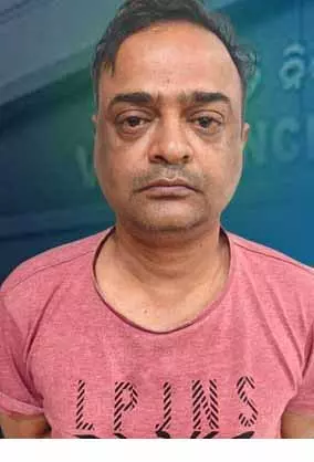 Vigilance की छापेमारी में 75 लाख रुपये नकद, बारंग तहसीलदार से जुड़ी करोड़ों की संपत्ति का पता चला Vigilance की छापेमारी में 75 लाख रुपये नकद, बारंग तहसीलदार से जुड़ी करोड़ों की संपत्ति का पता चला