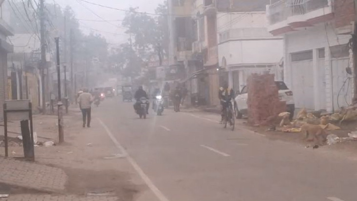 Bareilly: ठंडी हवाओं ने बढ़ाई ठंड, लोग घरों में दुबके Bareilly: ठंडी हवाओं ने बढ़ाई ठंड, लोग घरों में दुबके