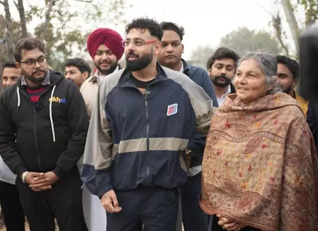 Badshah ने अमृतसर में बाढ़ प्रभावित परिवारों को पक्के घर दान किए Badshah ने अमृतसर में बाढ़ प्रभावित परिवारों को पक्के घर दान किए