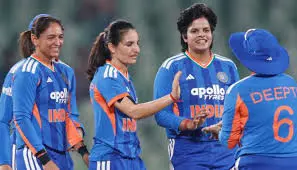 Deepti टॉप पर बनी हुई हैं; शैफाली, ऋचा, रेणुका ने T20I रैंकिंग में बड़ी छलांग लगाई Deepti टॉप पर बनी हुई हैं; शैफाली, ऋचा, रेणुका ने T20I रैंकिंग में बड़ी छलांग लगाई