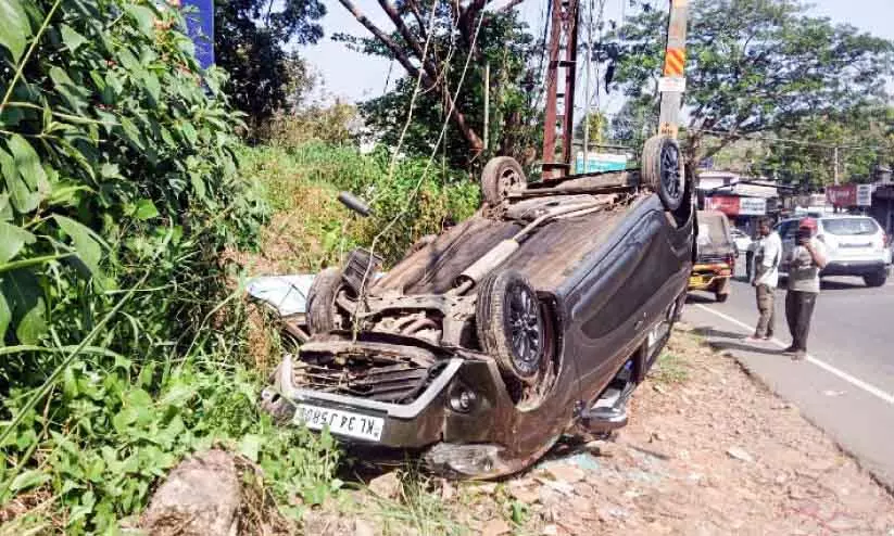 Kerala : कार पलटी यात्री सुरक्षित बच गया Kerala : कार पलटी यात्री सुरक्षित बच गया