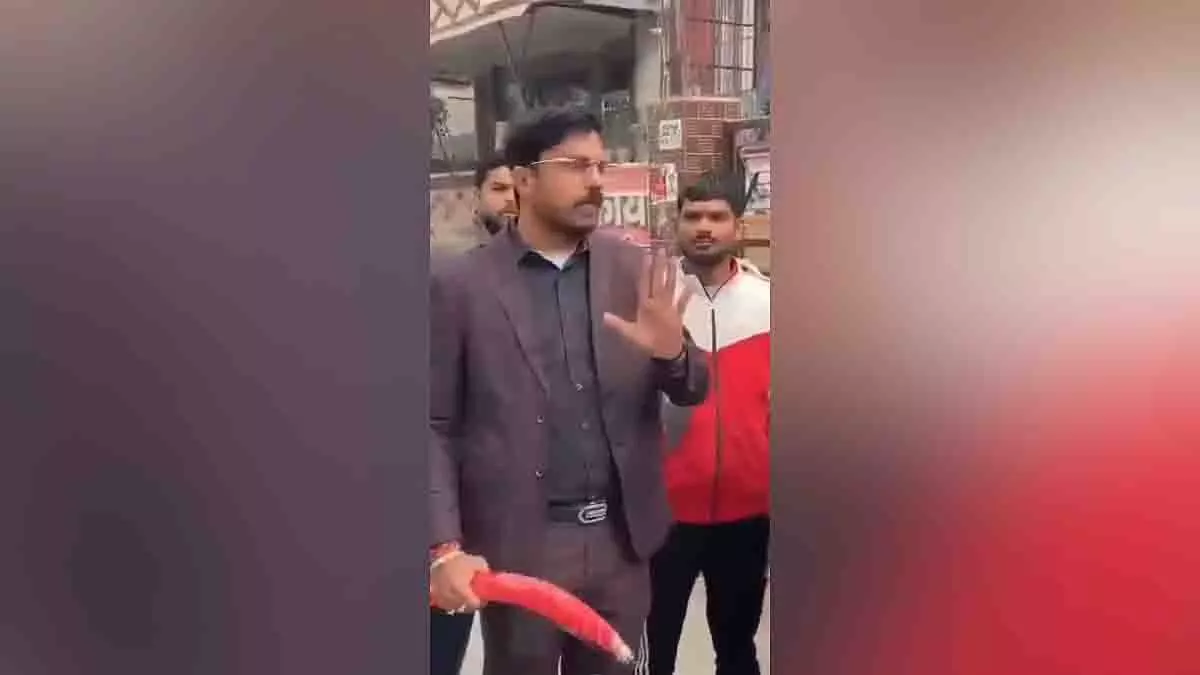 Ghaziabad में तलवार बांटने का मामला, 6 हिंदू रक्षा दल कार्यकर्ता गिरफ्तार Ghaziabad में तलवार बांटने का मामला, 6 हिंदू रक्षा दल कार्यकर्ता गिरफ्तार
