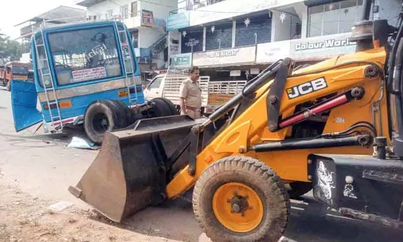 Kerala : बस क्रेन और एक्सकेवेटर से टकरा गई, यात्री का पैर टूट गया Kerala : बस क्रेन और एक्सकेवेटर से टकरा गई, यात्री का पैर टूट गया