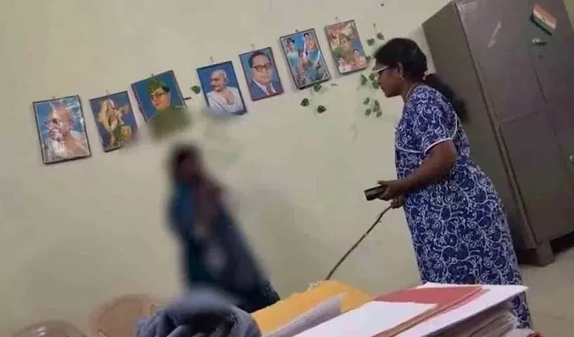 भूपालपल्ली SC Girls Gurukul में स्टूडेंट को पीटने के आरोप में वार्डन सस्पेंड भूपालपल्ली SC Girls Gurukul में स्टूडेंट को पीटने के आरोप में वार्डन सस्पेंड