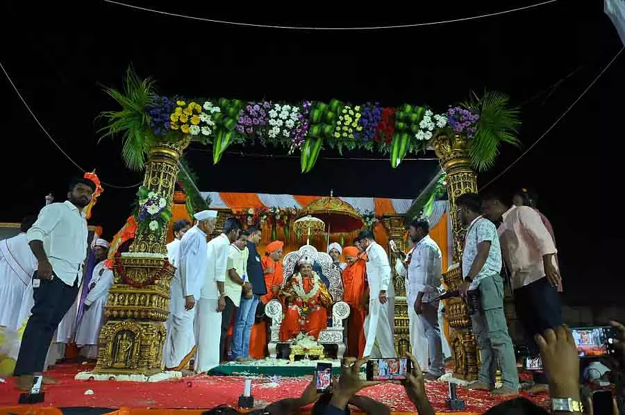 Hukkeri मठ जात्रा महोत्सव: चांदी के सिंहासन पर स्वामीजी की पाद पूजा Hukkeri मठ जात्रा महोत्सव: चांदी के सिंहासन पर स्वामीजी की पाद पूजा