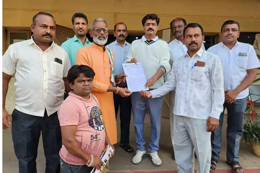 Karnataka : कपड़ा विभाग के सामने अनिश्चितकालीन धरना Karnataka : कपड़ा विभाग के सामने अनिश्चितकालीन धरना