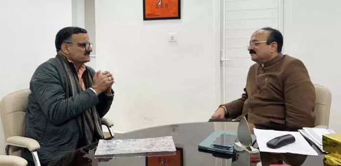 संजय बारू ने आशीष सूद से मुलाकात की, J&K के छात्रों की चिंताएं बताईं संजय बारू ने आशीष सूद से मुलाकात की, J&K के छात्रों की चिंताएं बताईं
