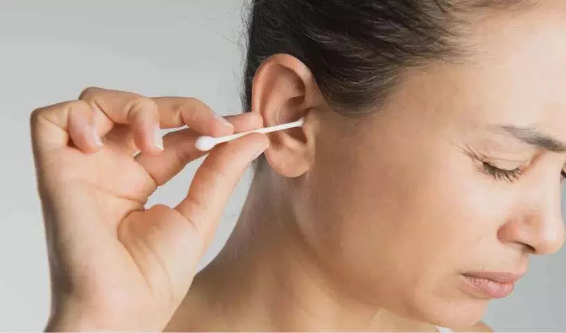 अगर आप कान साफ करने के लिए Cotton Swabs का इस्तेमाल कर रहे हैं तो सावधान हो जाइए अगर आप कान साफ करने के लिए Cotton Swabs का इस्तेमाल कर रहे हैं तो सावधान हो जाइए