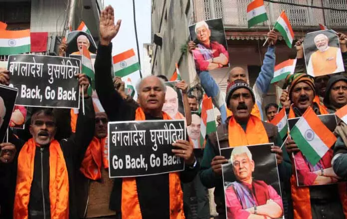 डोगरा फ्रंट और Shiv Sena ने बांग्लादेशियों और रोहिंग्याओं को वापस भेजने के लिए विरोध प्रदर्शन किया डोगरा फ्रंट और Shiv Sena ने बांग्लादेशियों और रोहिंग्याओं को वापस भेजने के लिए विरोध प्रदर्शन किया