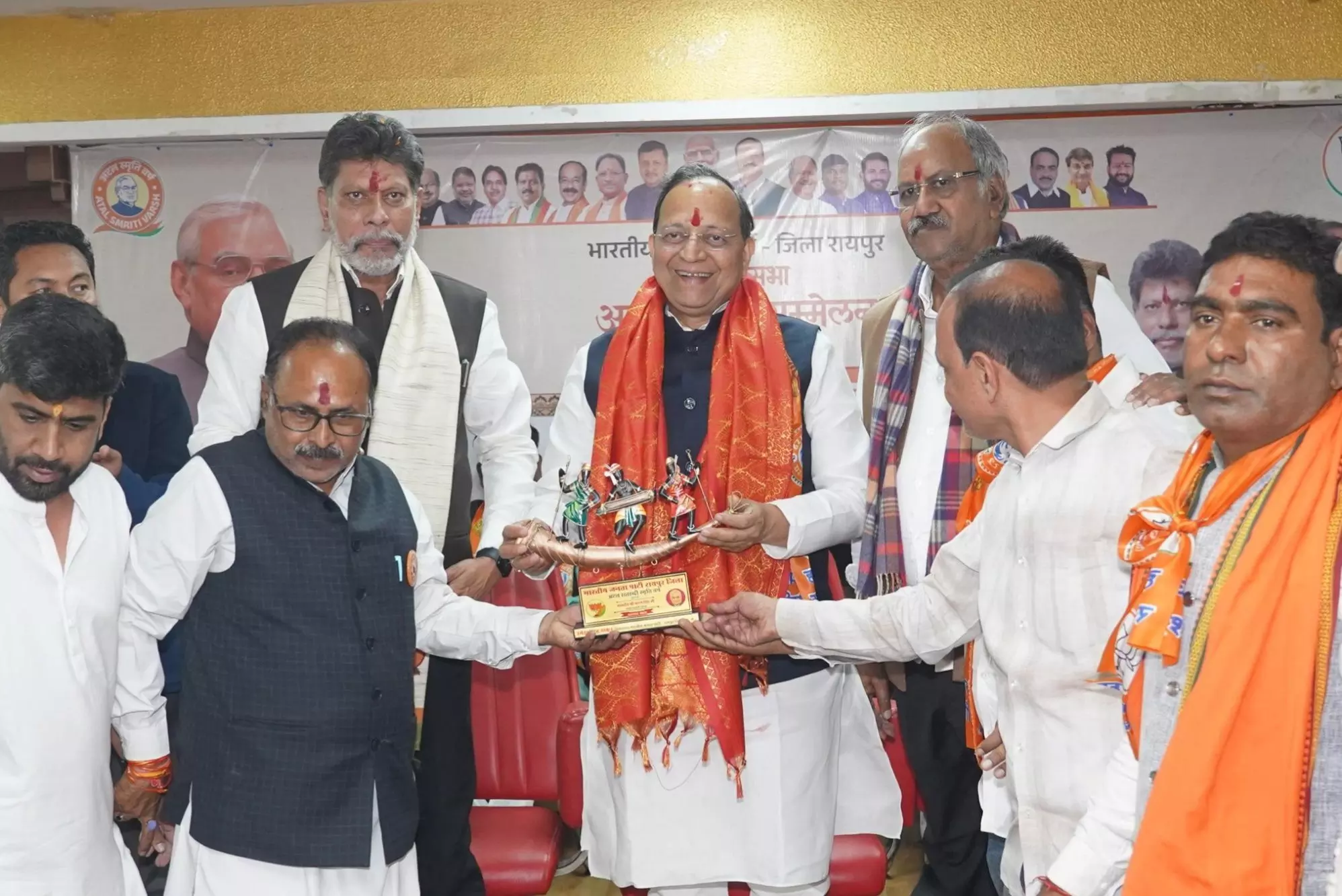 MP बृजमोहन अग्रवाल ने शतकवीरों का किया सम्मान MP बृजमोहन अग्रवाल ने शतकवीरों का किया सम्मान