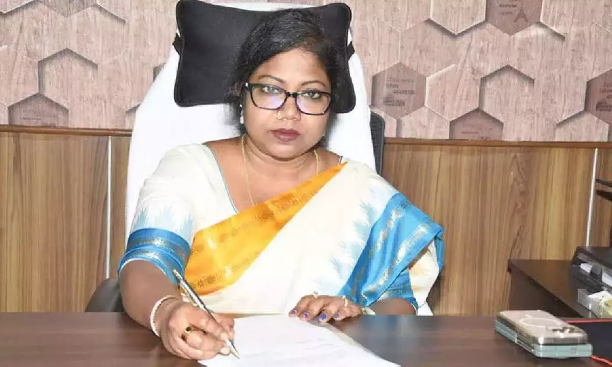 Andhra: पहली महिला IAS अधिकारी ने VPA की डिप्टी चेयरपर्सन का पद संभाला Andhra: पहली महिला IAS अधिकारी ने VPA की डिप्टी चेयरपर्सन का पद संभाला
