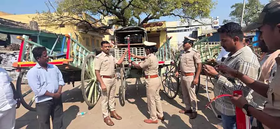 Karnataka ; बैलगाड़ियों पर स्टिकर चिपकाकर जागरूकता Karnataka ; बैलगाड़ियों पर स्टिकर चिपकाकर जागरूकता
