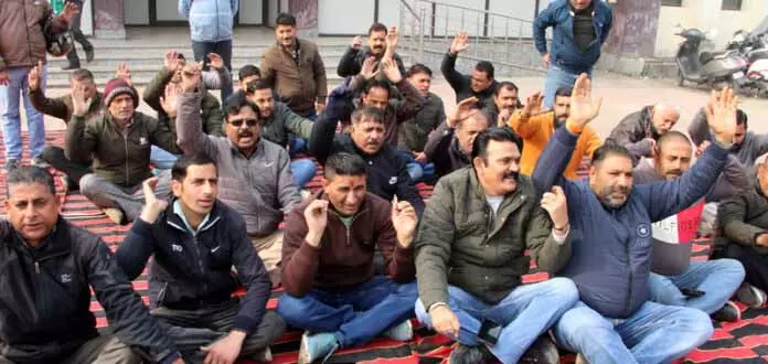 PHE कर्मचारियों ने विरोध प्रदर्शन किया PHE कर्मचारियों ने विरोध प्रदर्शन किया