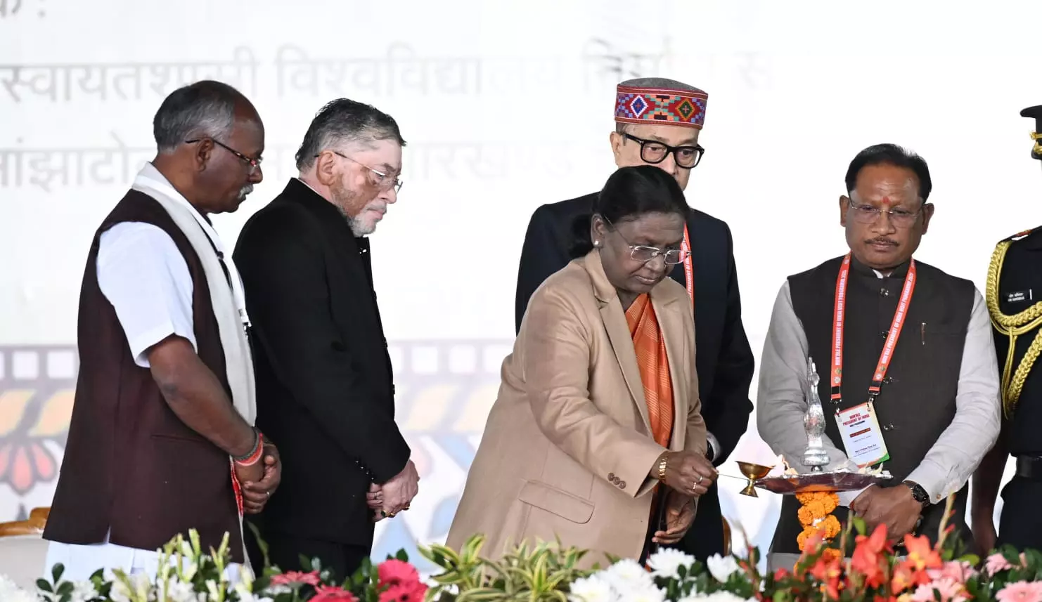 राष्ट्रपति द्रौपदी मुर्मू ने जशक्राफ्ट और जशपुर की जनजातीय मातृशक्ति के कौशल की सराहना की राष्ट्रपति द्रौपदी मुर्मू ने जशक्राफ्ट और जशपुर की जनजातीय मातृशक्ति के कौशल की सराहना की
