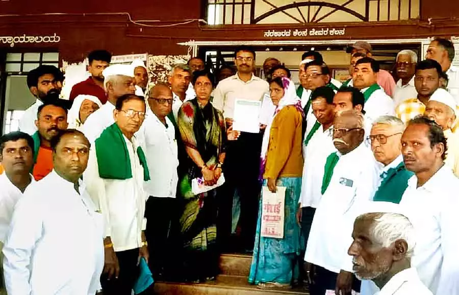 Karnataka : मुआवजा वितरण में कमी से किसान संघ नाखुश Karnataka : मुआवजा वितरण में कमी से किसान संघ नाखुश