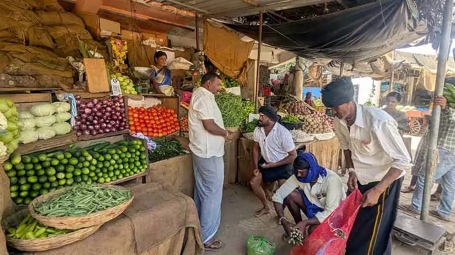 टमाटर की कीमतें आसमान छू रही हैं: कीमतों में बढ़ोतरी का असर बढ़ रहा है टमाटर की कीमतें आसमान छू रही हैं: कीमतों में बढ़ोतरी का असर बढ़ रहा है
