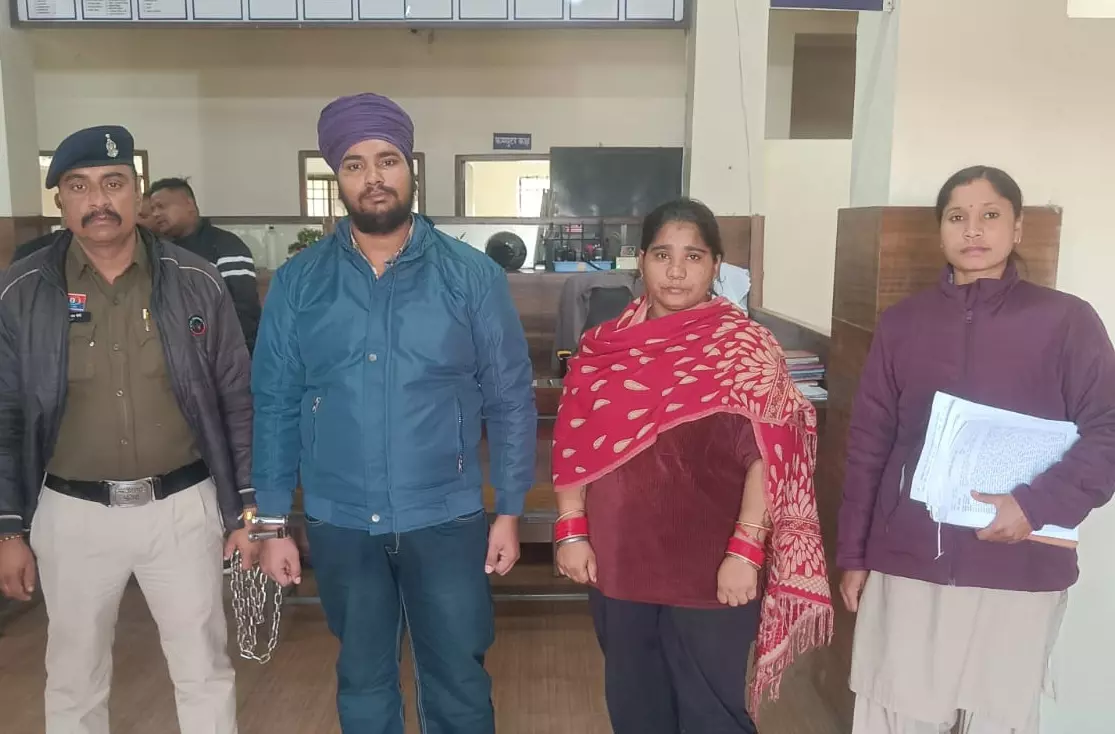 पलंग की तलाशी लेकर रायपुर पुलिस ने पकड़ी हेरोइन, कबीर नगर में पति-पत्नी अरेस्ट पलंग की तलाशी लेकर रायपुर पुलिस ने पकड़ी हेरोइन, कबीर नगर में पति-पत्नी अरेस्ट