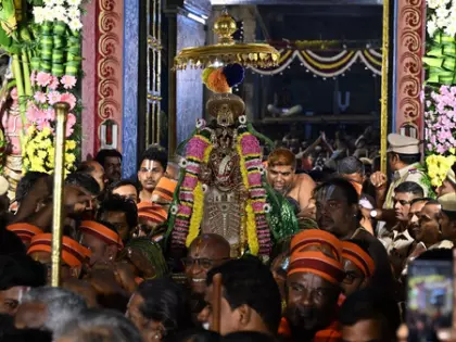 Tamil Nadu: श्रीरंगम मंदिर में वैकुंठ एकादशी श्रद्धा के साथ मनाई गई Tamil Nadu: श्रीरंगम मंदिर में वैकुंठ एकादशी श्रद्धा के साथ मनाई गई
