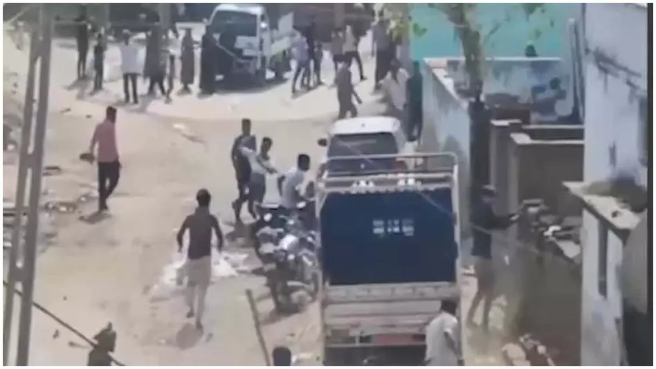 दो गुटों में झड़प: गांव में भारी पुलिस बल तैनात, 42 लोग हिरासत में दो गुटों में झड़प: गांव में भारी पुलिस बल तैनात, 42 लोग हिरासत में