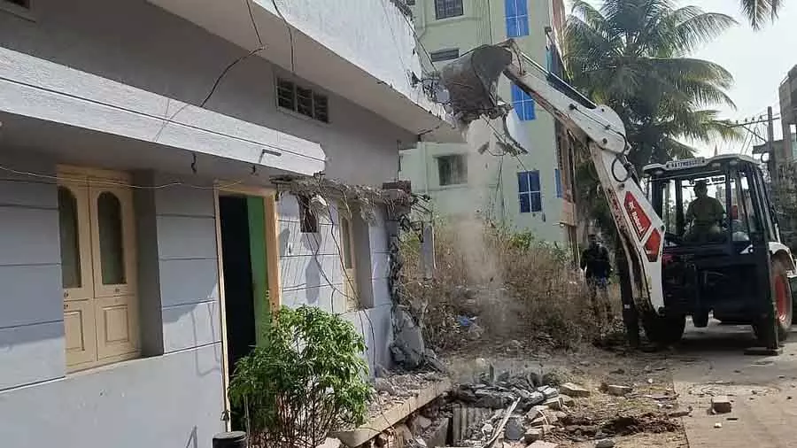 Davanagere : बगीचे पर कब्ज़ा करके बनाए गए 16 घरों को हटाया गया Davanagere : बगीचे पर कब्ज़ा करके बनाए गए 16 घरों को हटाया गया