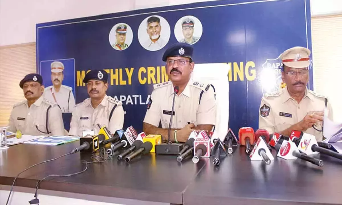 Andhra: बापटला जिले में अपराध में 35% की गिरावट Andhra: बापटला जिले में अपराध में 35% की गिरावट
