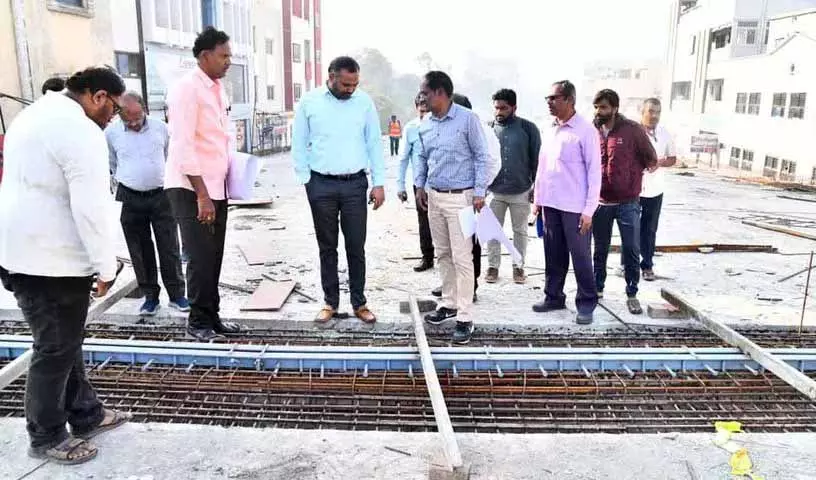 GHMC कमिश्नर ने साउथ हैदराबाद फ्लाईओवर प्रोजेक्ट की प्रोग्रेस का रिव्यू किया GHMC कमिश्नर ने साउथ हैदराबाद फ्लाईओवर प्रोजेक्ट की प्रोग्रेस का रिव्यू किया