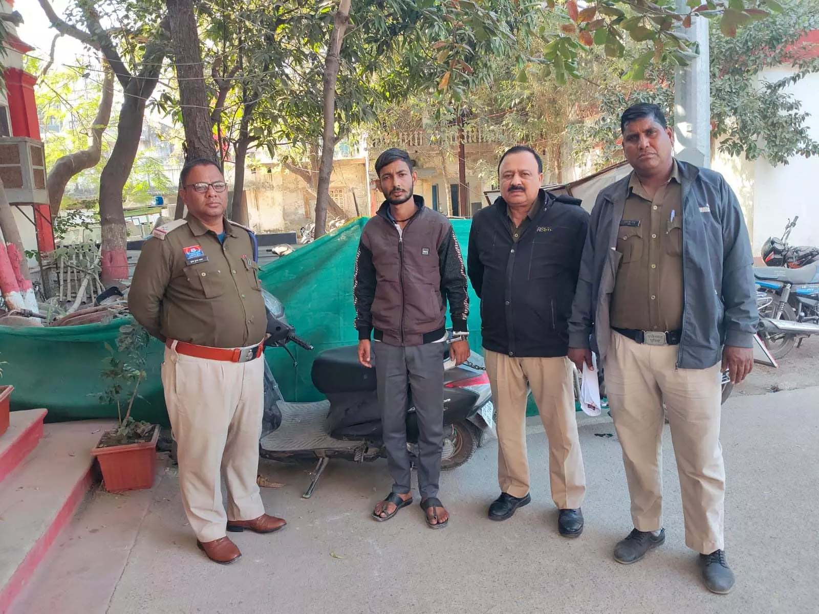 CG: एक्टिवा चोरी मामले में पुलिस की बड़ी कार्रवाई, आरोपी गिरफ्तार CG: एक्टिवा चोरी मामले में पुलिस की बड़ी कार्रवाई, आरोपी गिरफ्तार