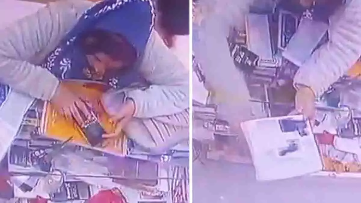Jhansi में महिला ने मोबाइल शॉप से कैश का बंडल चुराया Jhansi में महिला ने मोबाइल शॉप से कैश का बंडल चुराया