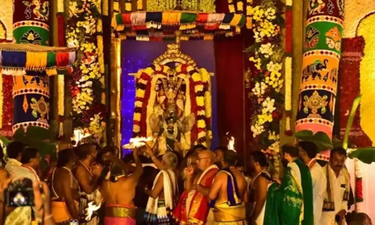 Vaikuntha एकादशी के मौके पर फिल्म और राजनीतिक हस्तियों समेत कई भक्त मंदिरों में उमड़े Vaikuntha एकादशी के मौके पर फिल्म और राजनीतिक हस्तियों समेत कई भक्त मंदिरों में उमड़े